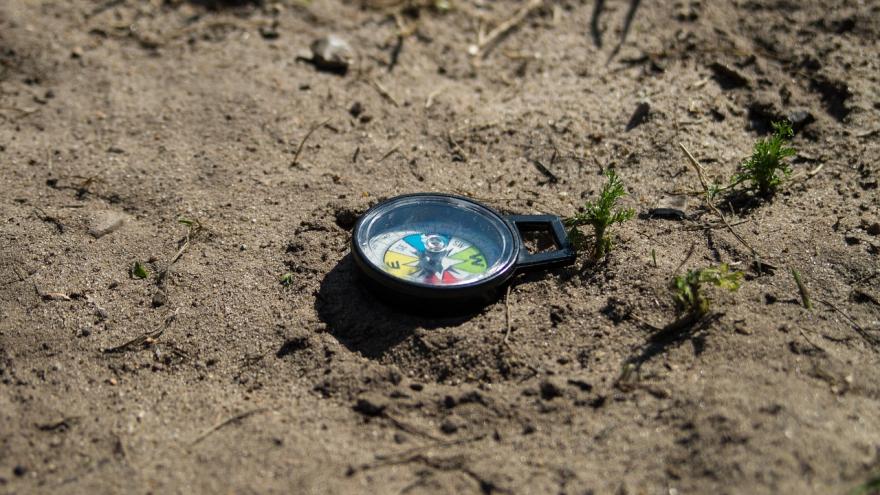 Imagen de una brújula en el campo