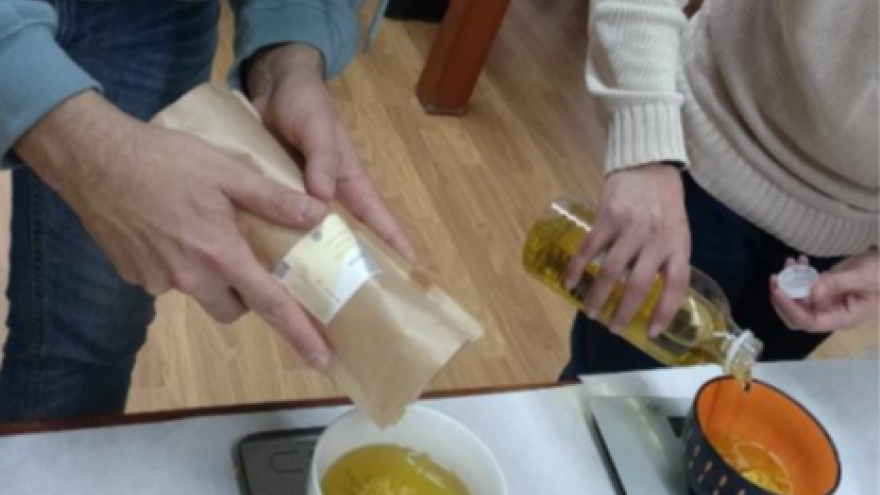 Extrayendo aceites esenciales de plantas aromáticas