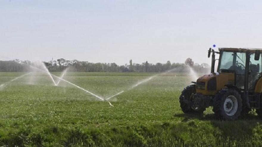 Foto de tractor en un campo regando