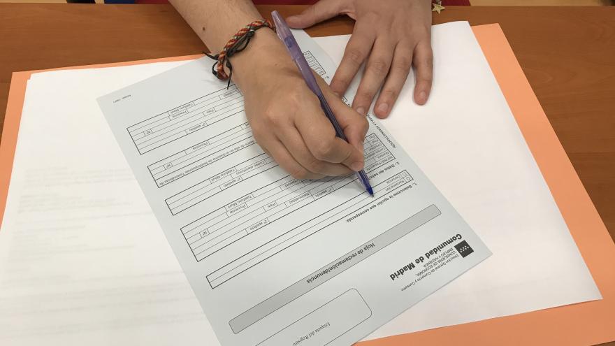 Intermediación Persona rellenando una hoja de reclamaciones