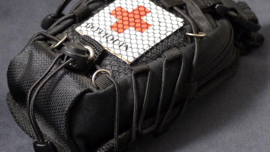 Vista de una pequeña bolsa que contiene un botiquín