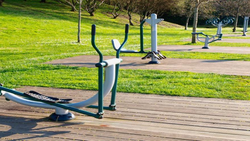 Aparatos biosaludables en un parque