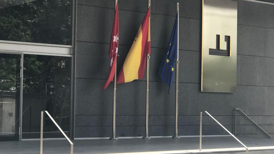 Puerta de la Consejería de Economía, Empleo y Competitividad