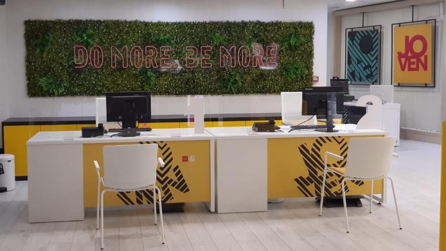 Mesas, sillas de la OFicina TIVE