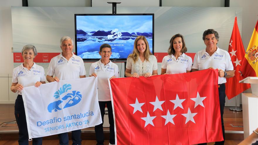 La consejera Ana Dávila con los participantes del Desafío SantaLucía Seniors 2025