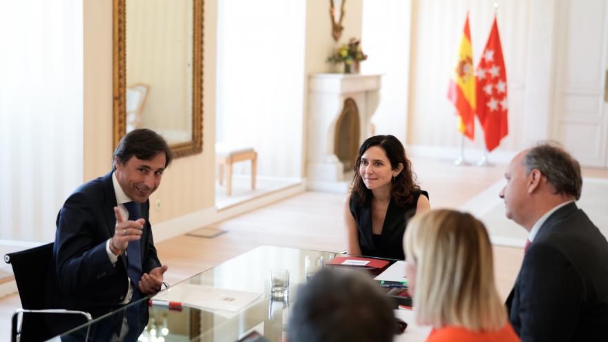 La presidenta Isabel Díaz Ayuso durante su reunión con el presidente de Microsoft España Paco Salcedo