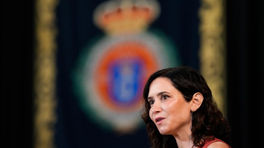 La presidenta Isabel Díaz Ayuso durante la toma de posesión del nuevo rector de la URJC
