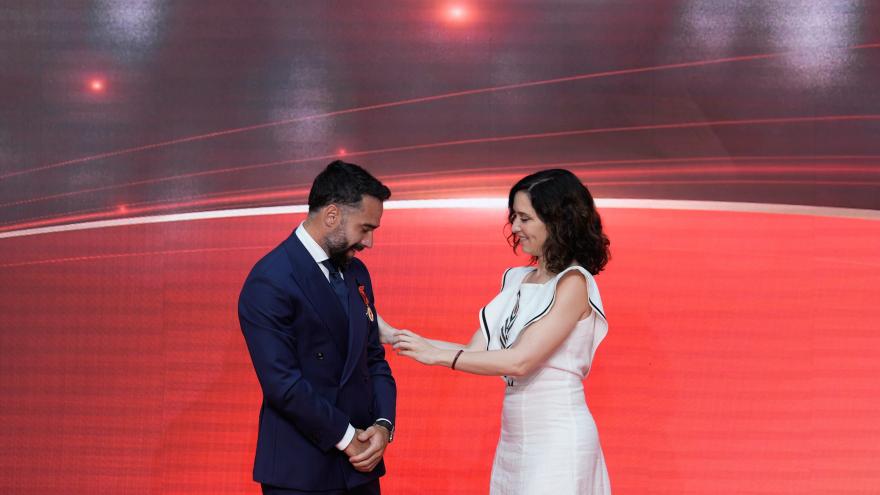 La presidenta Isabel Díaz Ayuso durante la entrega de la Medalla de Oro de la Comunidad de Madrid a Dani Carvajal 