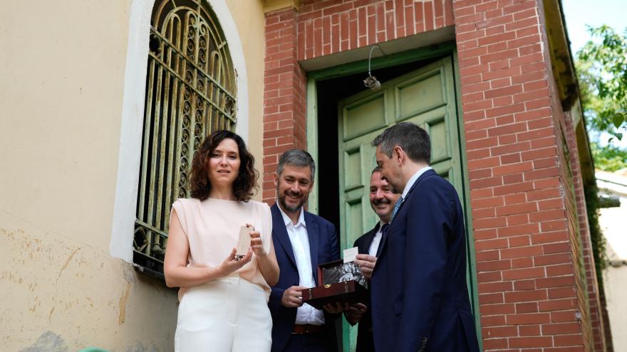 La presidenta Isabel Díaz Ayuso durante su visita a Velintonia