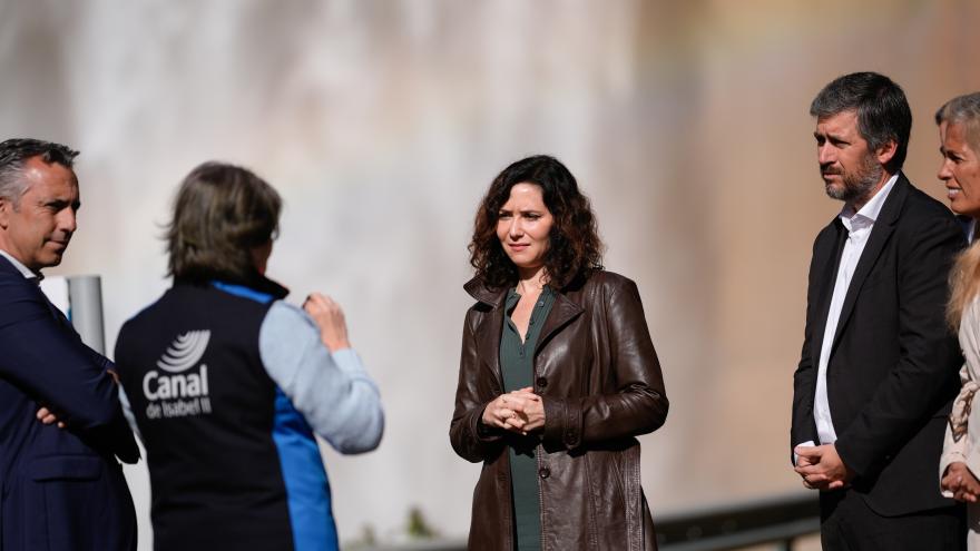 La presidenta Isabel Díaz Ayuso durante su visita al embalse de El Atazar