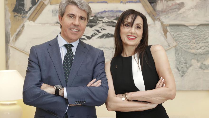 El presidente de la Comunidad de Madrid, Ángel Garrido, ha entregado hoy a Luz Casal la Medalla Internacional de las Artes de la Comunidad de Madrid,