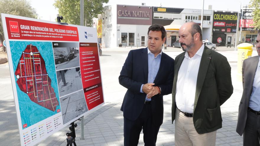Pedro Rollán visitando las obras de rehabilitación integral del polígono Európolis, en el municipio de Las Rozas de Madrid