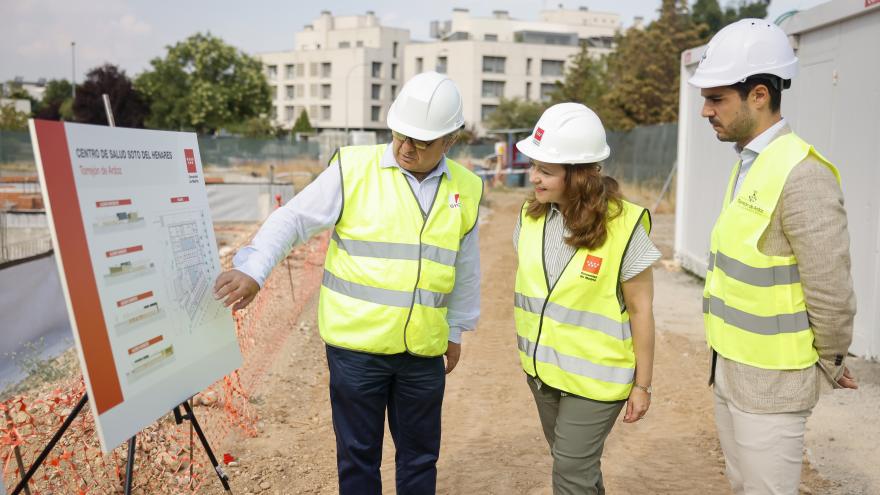 La consejera Fátima Matute durante su visita a las obras en Torrejón de Ardoz