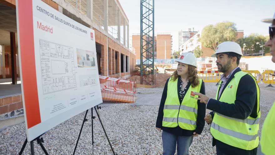 Matute visita las obras de construcción del nuevo Centro de Salud de Atención Primaria Quinta de los Molinos La consejera Fátima Matute durante su visita a las obras de construcción