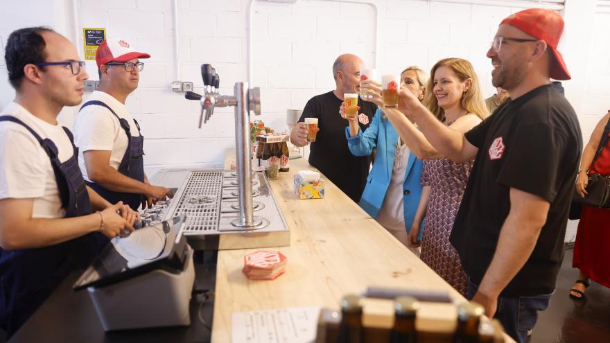 La consejera Ana Dávila durante su visita a la fábrica de la cerveza Capaz