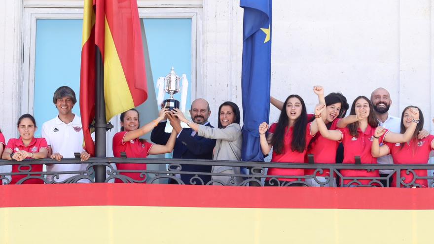 El presidente en funciones de la Comunidad de Madrid, Pedro Rollán, ha recibido hoy en la Real Casa de Correos a las jugadoras y el equipo técnico de