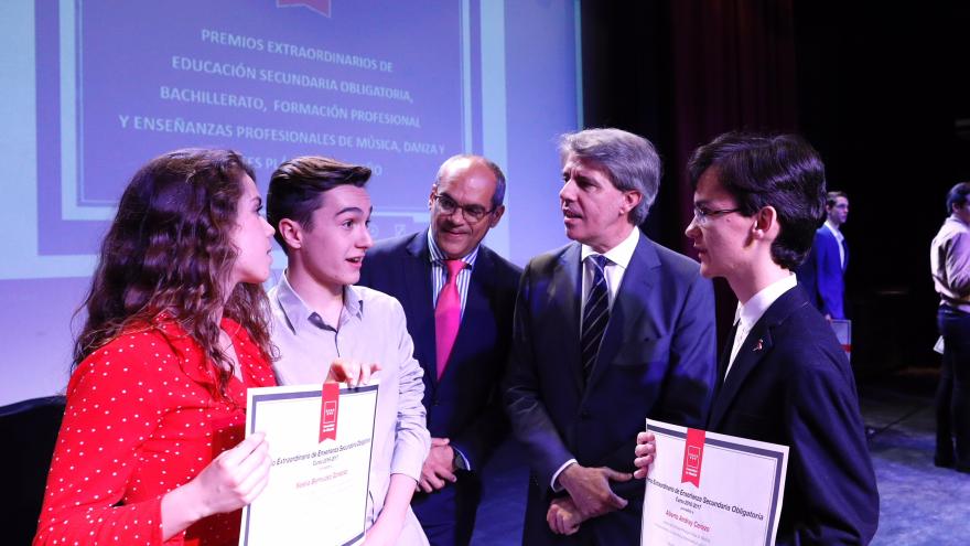 Angel Garrido asiste a la entrega de los Premios Extraordinarios de ESO, Bachillerato, FP y Enseñanzas Artísticas Profesionales de la Comunidad 