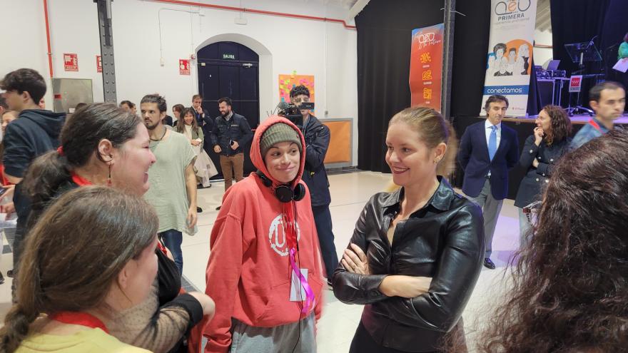 La consejera hablando con los jovenes