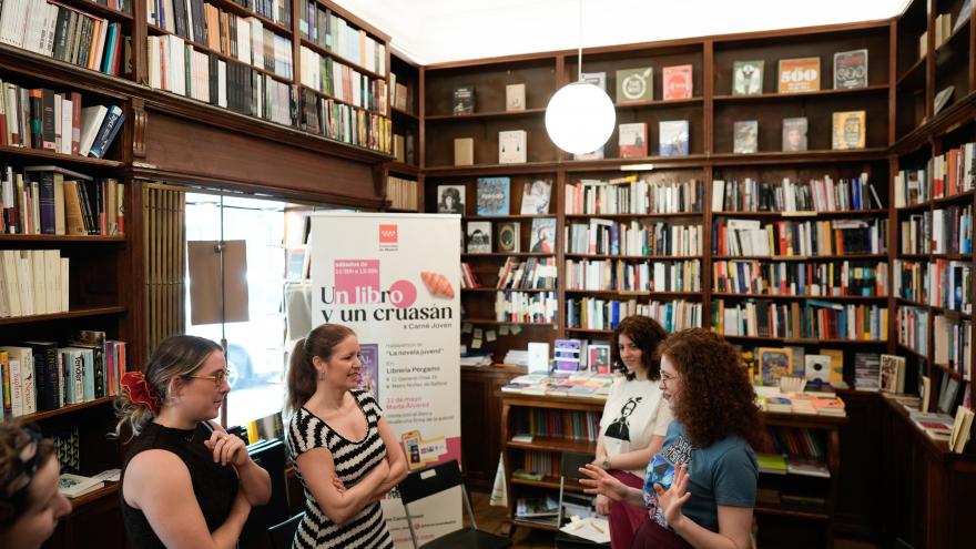 Ana Dávila durante su participación en el ciclo un libro y un cruasán organizado por Carné Joven