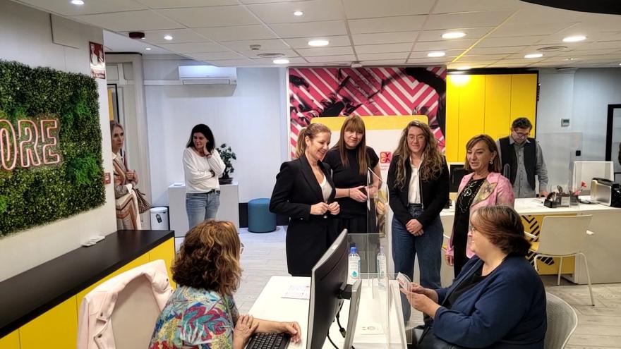 La consejera durante el acto en una de las oficinas 