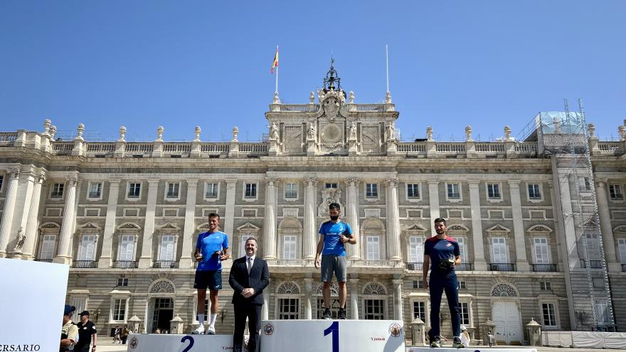 Mariano de Paco Serrano en el podio de la carrera popular X Aniversario de la proclamación del Rey Felipe VI