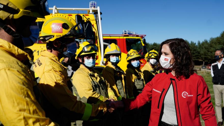 La presidenta saludando a algunos bomberos