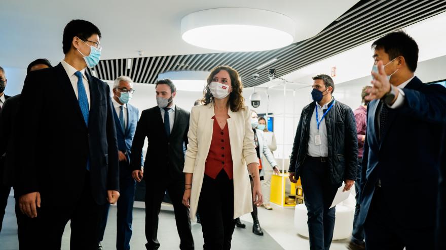 La presidenta recorriendo las instalaciones