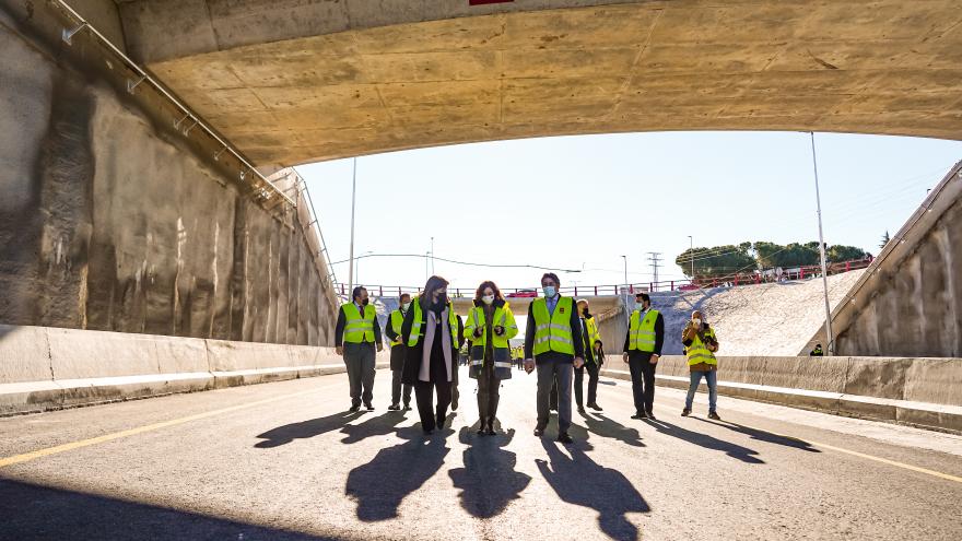 La presidenta junto al consejero y la alcaldesa caminando por la zona
