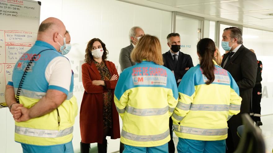 La presidenta hablando con algunos sanitarios