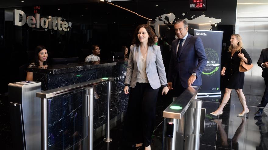 Imagen de Díaz Ayuso en las instalaciones de Deloitte