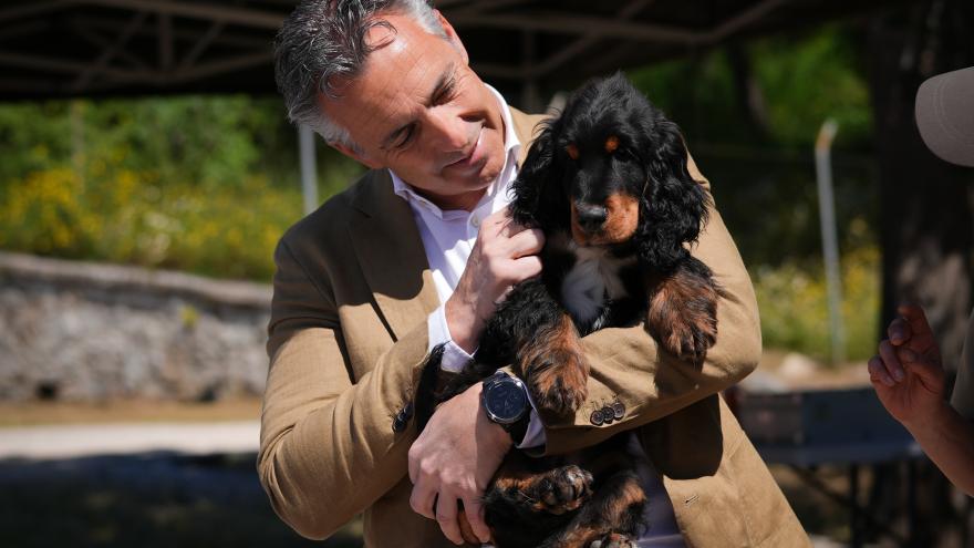 El consejero Carlos Novillo con las unidades caninas de Agentes Forestales