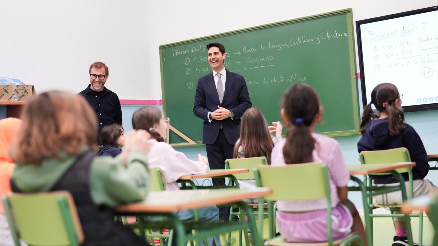 El consejero Emilio Viciana durante su visita al colegio público Emilia Pardo Bazán