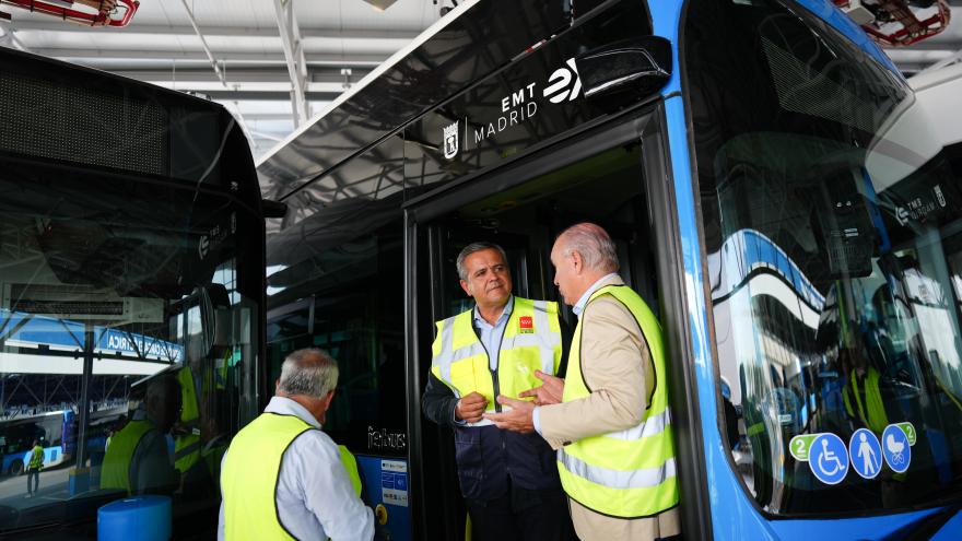 El consejero Jorge Rodrigo durante su visita al Centro de Operaciones de la EMT