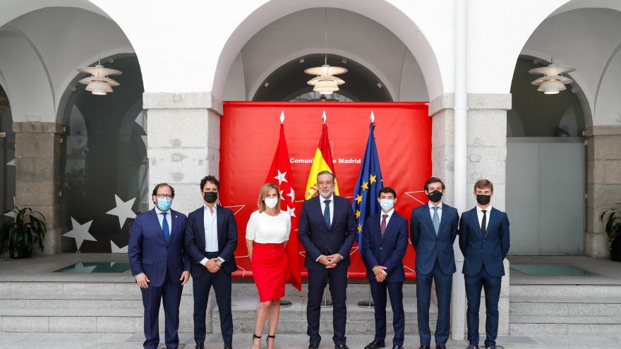 Foto de familia del acto de la recepción de los finalistas del circuito de novilladas detrás banderas de España, Comunidad de Madrid y Europa