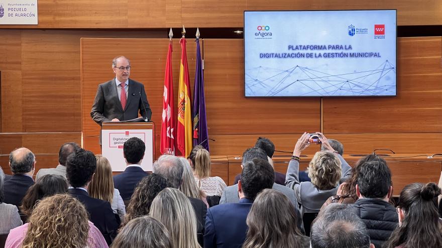 El consejero Miguel López-Valverde durante la presentación de una plataforma digital para ayuntamientos 