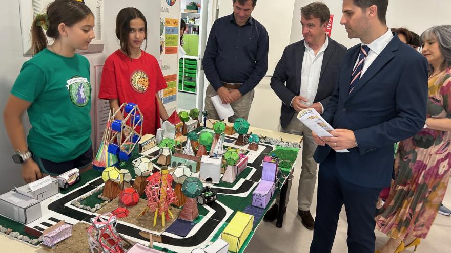 El consejero Emilio Viciana durante su visita al CEIP Carmen Hernández Guarch