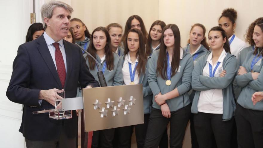 Garrido homenajea a la selección española femenina de fútbol Sub-17, campeona del mundo