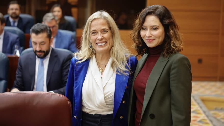 La presidenta Isabel Díaz Ayuso y Rocío Albert en el Pleno de la Asamblea de Madrid
