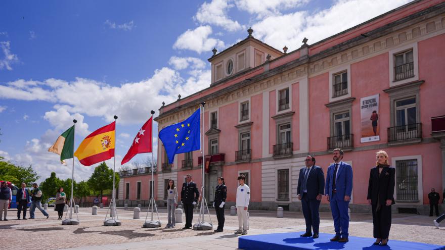 Los consejeros Miguel Ángel García Martín y Emilio Viciana en el izado de la bandera de la UE