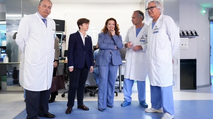 La consejera Fátima Matute durante su visita al Área de Cardiología Intervencionista del Hospital Clínico San Carlos