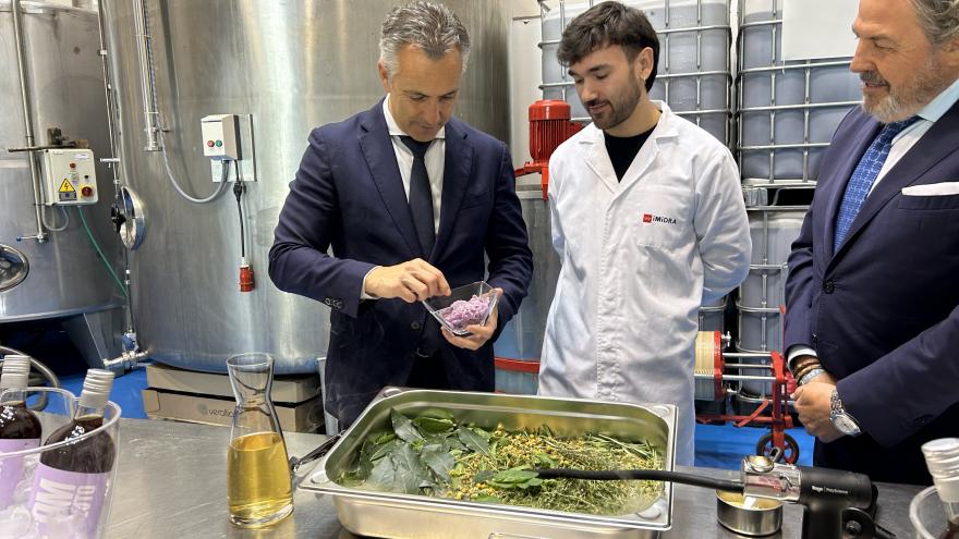 El consejero Carlos Novillo durante la presentación del nuevo Vermú Ahumado de Violetas de Madrid