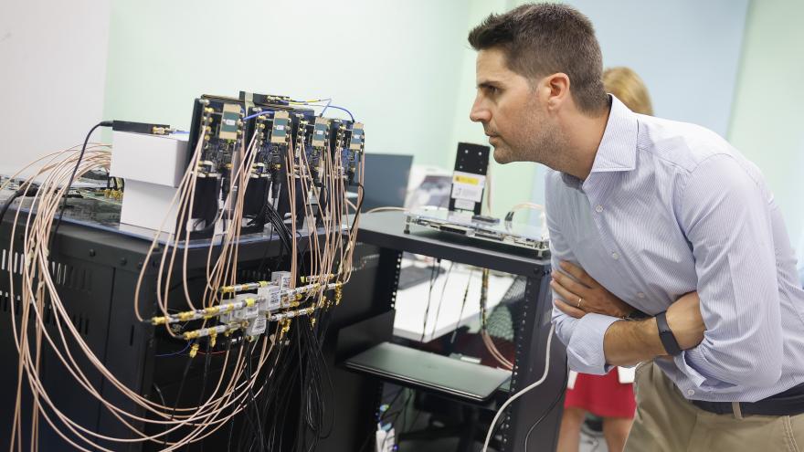 El consejero Emilio Viciana durante su visita a la sede del IMDEA Networks en Leganés