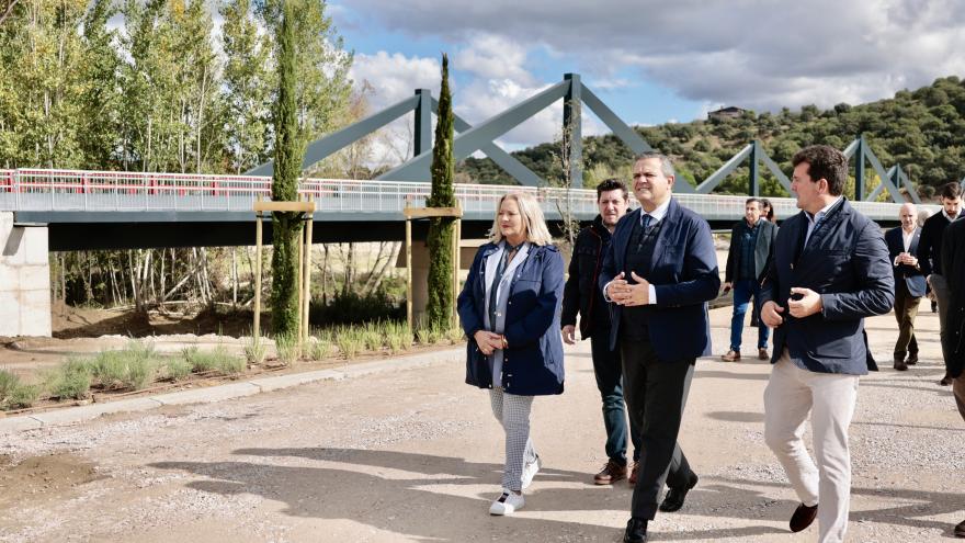 El consejero Jorge Rodrigo durante su visita al antiguo Puente de la Pedrera en Aldea del Fresno