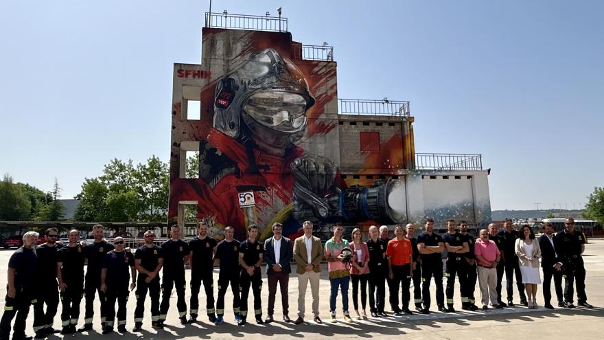 El consejero Carlos Novillo durante el descubrimiento del mural 