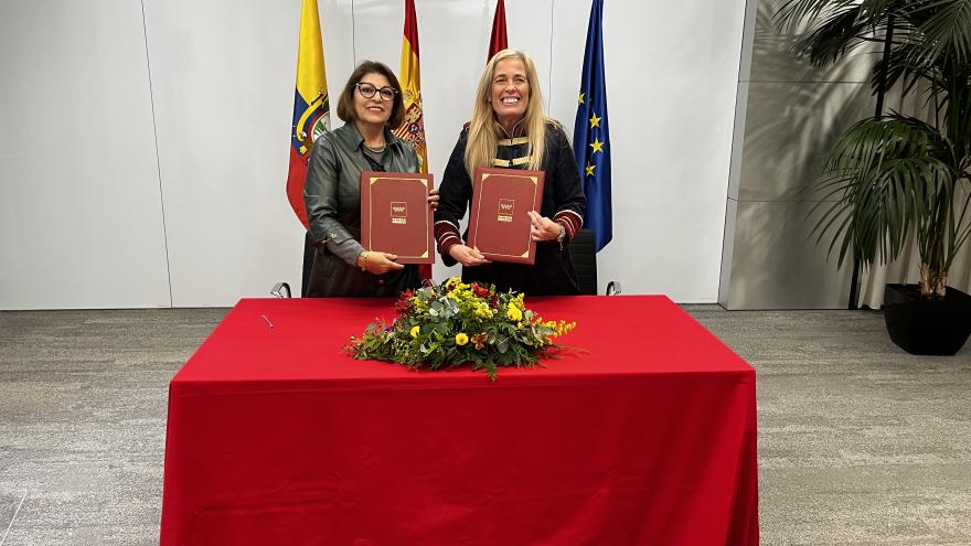 La consejera Rocío Albert durante la firma de un convenio con la Embajada del Ecuador 