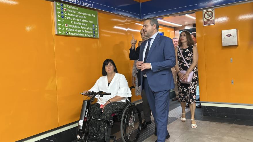 El consejero Jorge Rodrigo durante su visita a la estación de Metro de Begoña