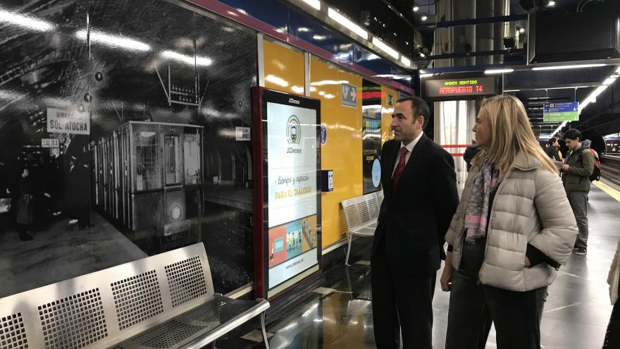 La consejera de Transportes, Rosalía Gonzalo, ha inaugurado la exposición fotográfica ‘100 años de Metro’ en la estación de Aeropuerto T1 - T2 - T3