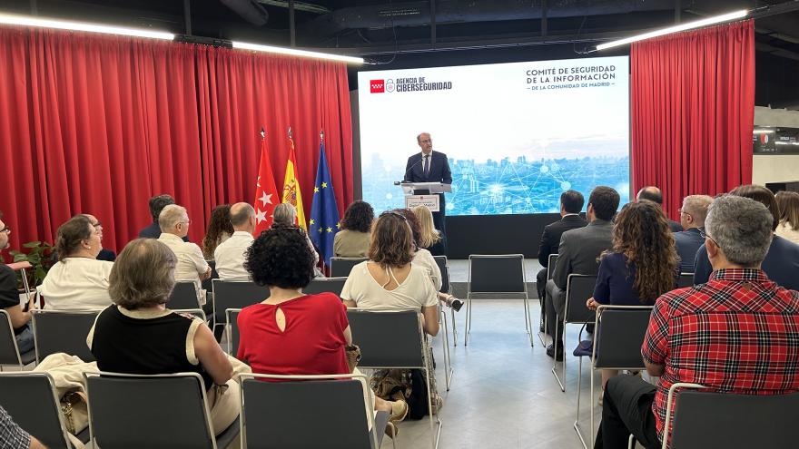 El consejero Miguel López-Valverde durante la reunión del Pleno del Comité de Seguridad de la Información regional
