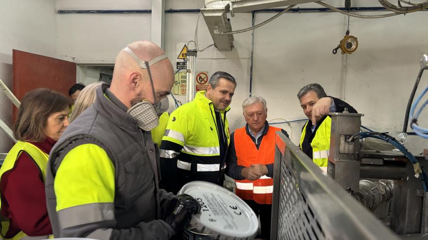 El consejero Jorge Rodrigo durante su visita a la empresa Faplisa