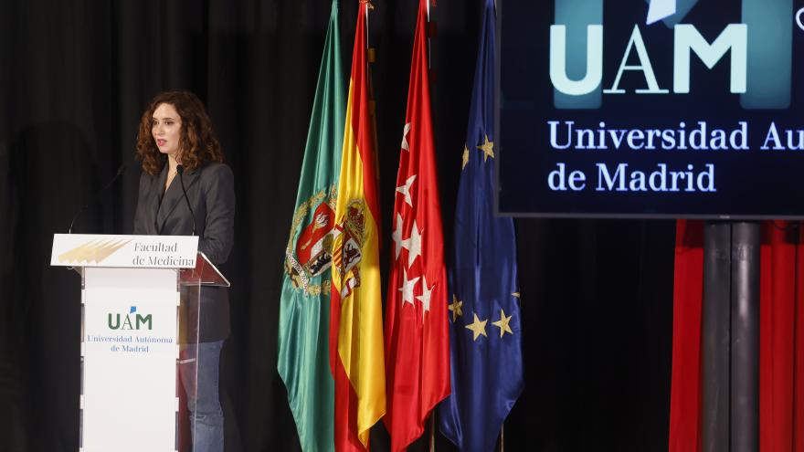 La presidenta interviniendo en el atril